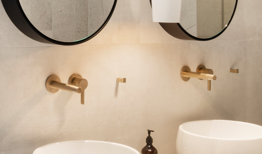 Perfekt für die luxuriöse Badgestaltung: Armaturen und Accessoires mit PVD-Oberflächen in Bronze oder Nickel gebürstet.