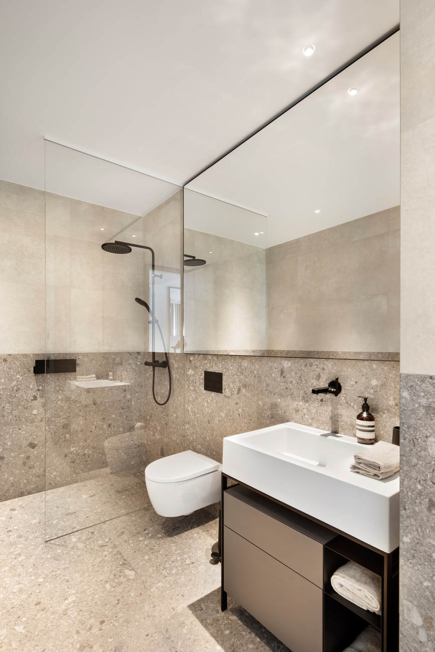 In den hochwertigen und stylischen Bädern setzen die Armaturen und Accessoires edle Akzente.