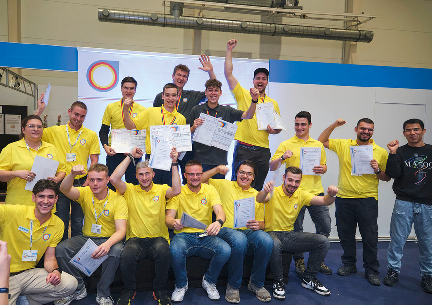 13 Landessieger und eine Landessiegerin traten bei der Deutschen Meisterschaft der Anlagenmechaniker SHK 2024 in Hamburg gegeneinander an. Am Ende setzte sich Maximilian Becker (Betrieb: Prillwitz Haustechnik GmbH, Merseburg) aus Sachsen-Anhalt beim Wettkampf in der Hansestadt durch. Klaus Vetter (Betrieb: Hummel Haustechnik GmbH, Lichtenfels) aus Bayern kam auf den zweiten Platz. Julius Dohr (Betrieb: Glesiener Haustechnik GmbH, Schkeuditz) aus Sachsen ist dritter Bundessieger.