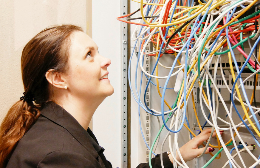 Kathrin de Blois will einen Cyberangriff auch bei Haaß Haustechnik nicht ausschließen. Wichtig ist ihr die Frage: Welche Sicherheitsvorkehrungen hat der Betrieb für einen solchen Ernstfall getroffen?