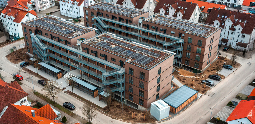 Innerhalb der Planungs- und Bauzeit sind 80 Wohneinheiten in ressourcenschonender Holzmodulbauweise und einem intelligenten Energiekonzept entstanden, die nach vier Jahren bezugsfertig waren.