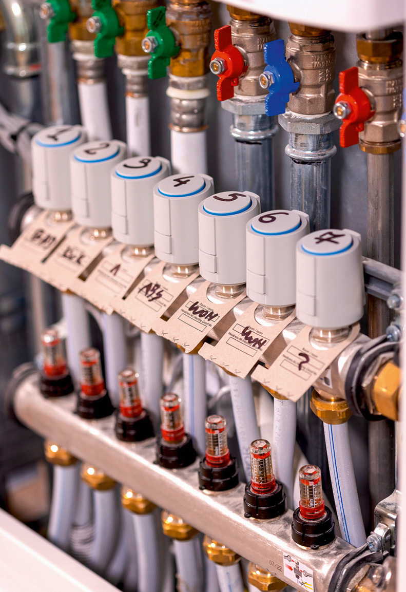 In den Wohneinheiten sorgen Wohnungsstationen für die entsprechend abgeglichene Verteilung in die Heizkreise der Fußbodenheizungen.