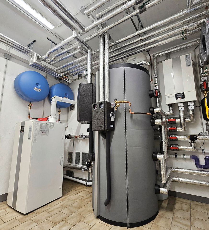 Obwohl sich mehr installierte Technik (im Vergleich zum Ausgangszustand) im Heizraum befindet, ist jetzt mehr Bewegungsfreiheit als vor der Sanierung vorhanden.