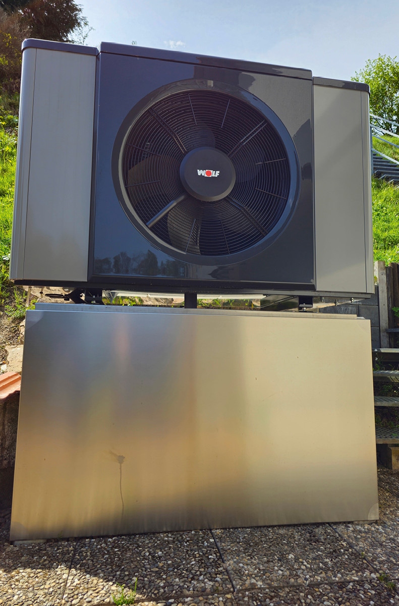 Die alte Ölheizung wurde durch eine solarthermisch unterstützte Wärmepumpe von Wolf zur Bereitstellung der Hauptwärmelast ersetzt. Der Firmenphilosophie entsprechend wurden hierdurch Ökologie und Ökonomie in Einklang gebracht.