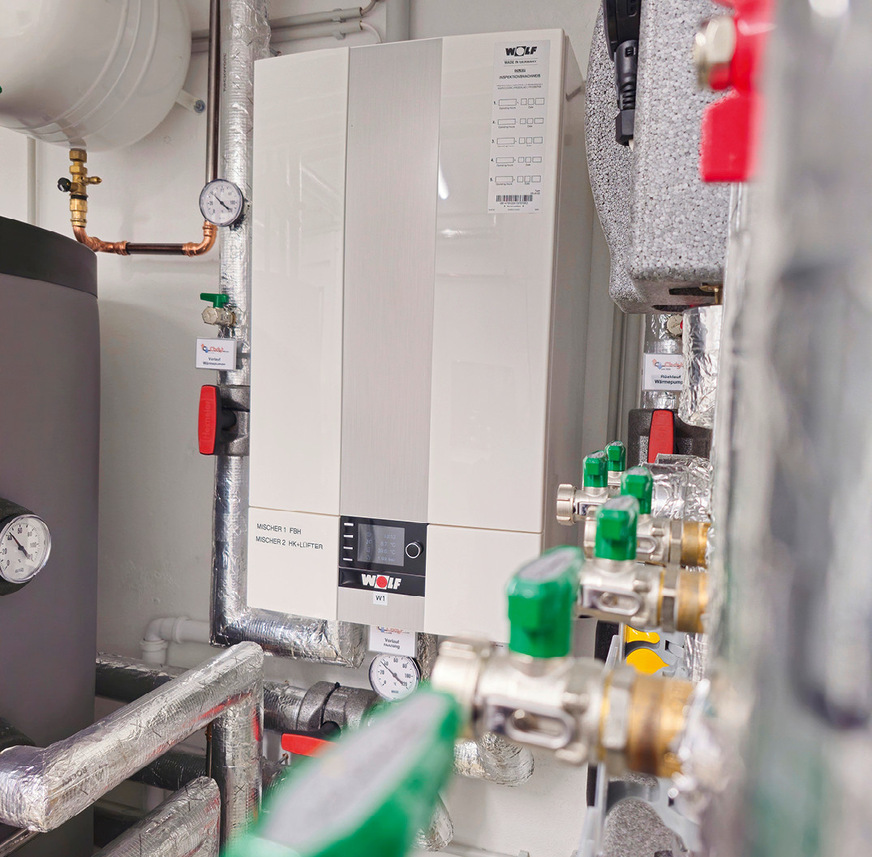 Anstelle des elektrischen Heizstabs der Wärmepumpe wurde ein Öl-Brennwertgerät vom Typ Wolf COB-2-29 mit einer Leistung von 29&nbsp;kW installiert.