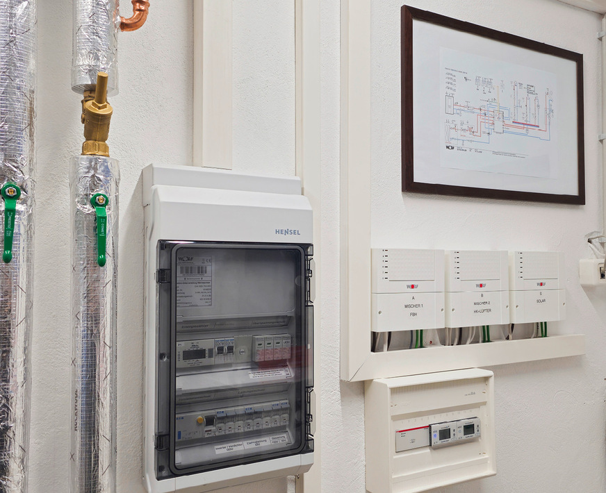 Über die Wolf Smartset App wird die Temperatur in allen Räumlichkeiten gesteuert und überwacht, ohne dass dafür der Technikraum betreten werden muss.