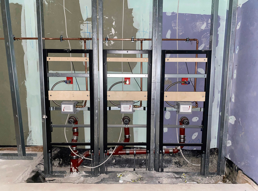 Urinalelemente des in Terminal 3 eingesetzten Vorwandsystems NextVit, ausgestattet mit der vormontierten Spülautomatik Sanicontrol K3 für berührungslosen Betrieb.