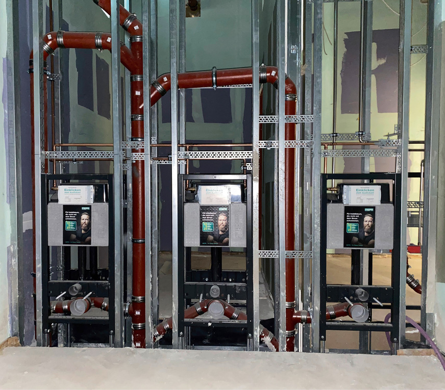 WC-Montageelemente mit vormontiertem UP‑Spülkasten A31, ­eingebaut in einer ­Ständerleichtbauwand.