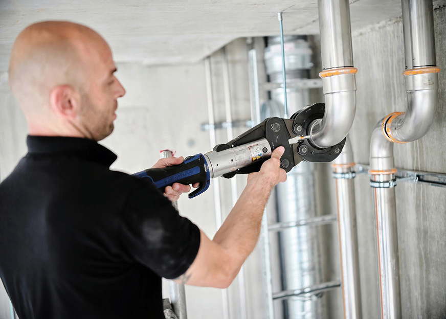 Das niedriglegierte Edelstahlpresssystem Mapress Therm von Geberit besteht aus CrTi-Edelstahl 1.4520. Es entspricht der Korrosivitätskategorie C1 (unbedeutend) nach DIN EN ISO 12944-2 und kann ohne nachträgliche Beschichtung verarbeitet werden.