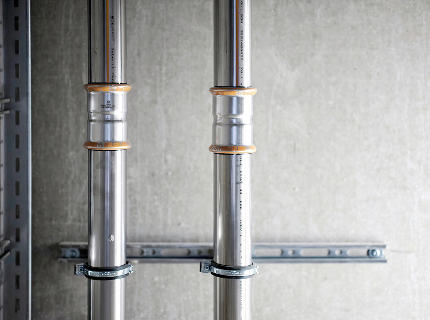 Wenn der orangefarbene Pressindikator auf den Fittings noch intakt ist, wurde die Verbindung noch nicht verpresst.