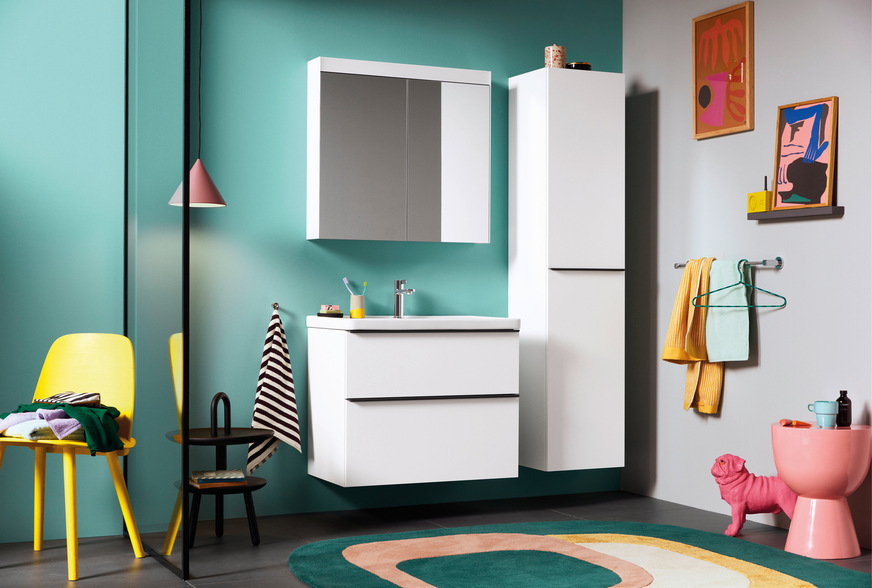 Geschickt ausgewählte Accessoires zu langlebig gestaltetem Bad. Die Einrichtung wirkt jung, bunt und lustig, ist aber schnell und einfach umzugestalten, wenn wir uns an den Farben sattgesehen haben sollten.