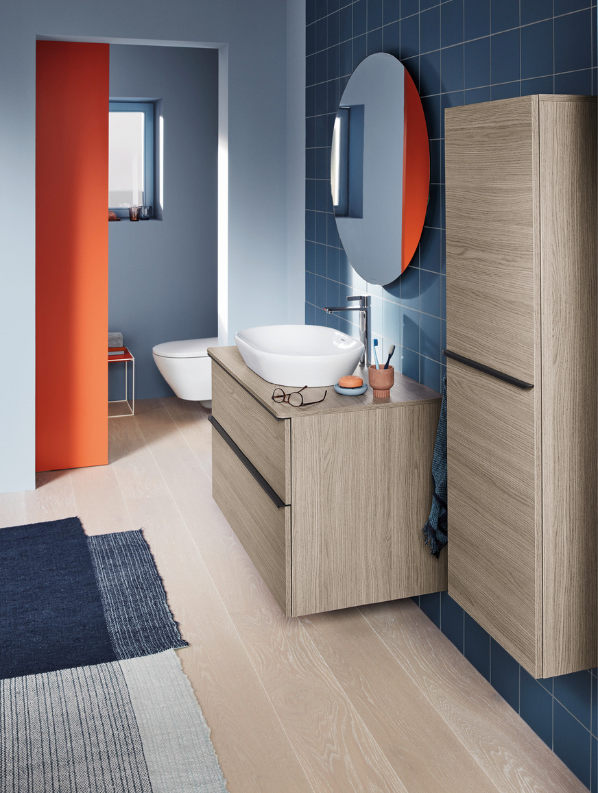 Komplementärfarbenpaare wie z. B. Orange-Blau stehen eigentlich für große Buntheit. Im Farbenkreis liegen sie einander gegenüber. Hier ist ein gelungenes Beispiel, das zwar belebt, aber nicht erschlägt.