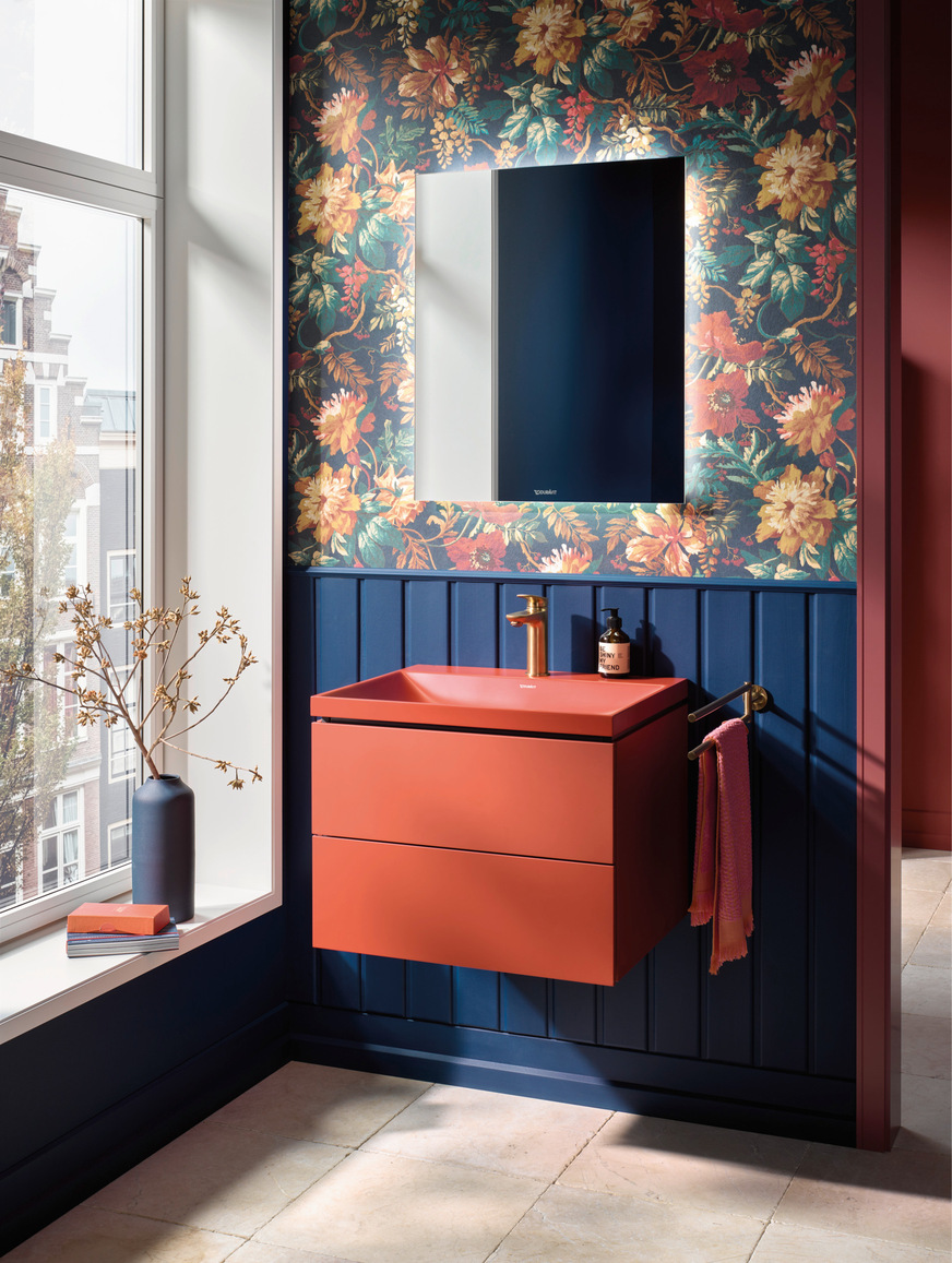 Farblich identische Badkeramik und Möbel sowie die Blumentapete mit fein abgestimmter Sockelzone strahlen Landhaus-Gemütlichkeit aus. Wer denkt hier nicht an einen Urlaub in Frankreich oder England?