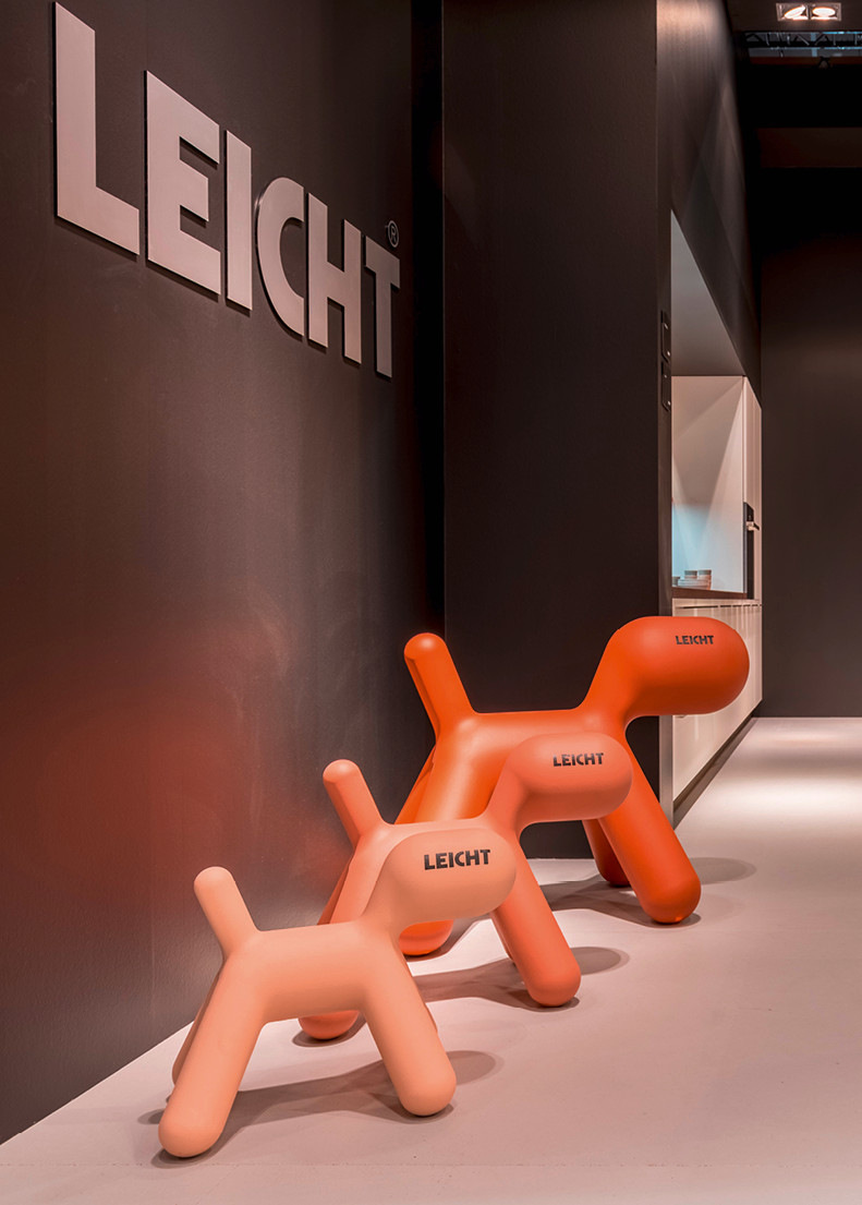 „Bunte Hunde“ als in der Größe gestaffelte Designobjekte von Lifestyle-Firma Magis bringen gekonnt Lebensfreude ins ansonsten reduzierte Interieur. Gesehen auf einem Messestand von Leicht Küchen.