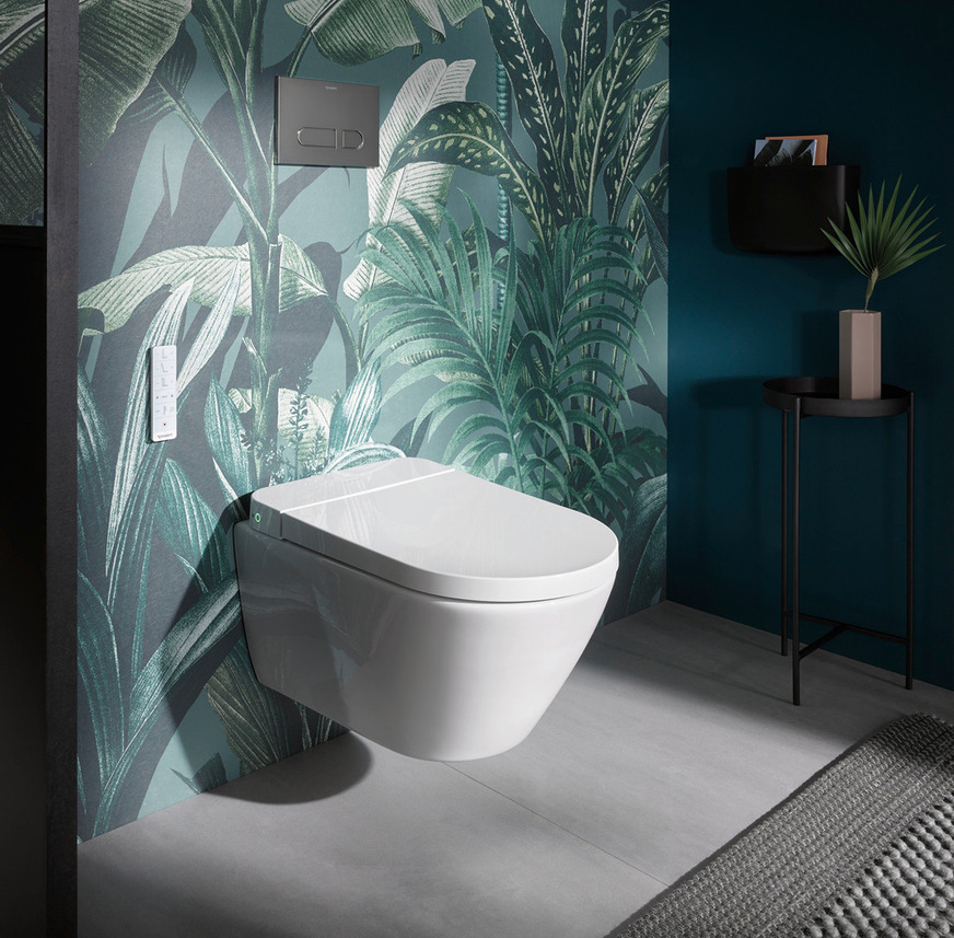 Der Tapeten-Heimdschungel ist ein perfekter Blickfang, schick mit Petrol als Wandfarbe. Für weniger Mutige gehören dazu farblich zurückhaltende Keramikobjekte in Weiß, wie hier die Badserie D-Neo von Duravit.