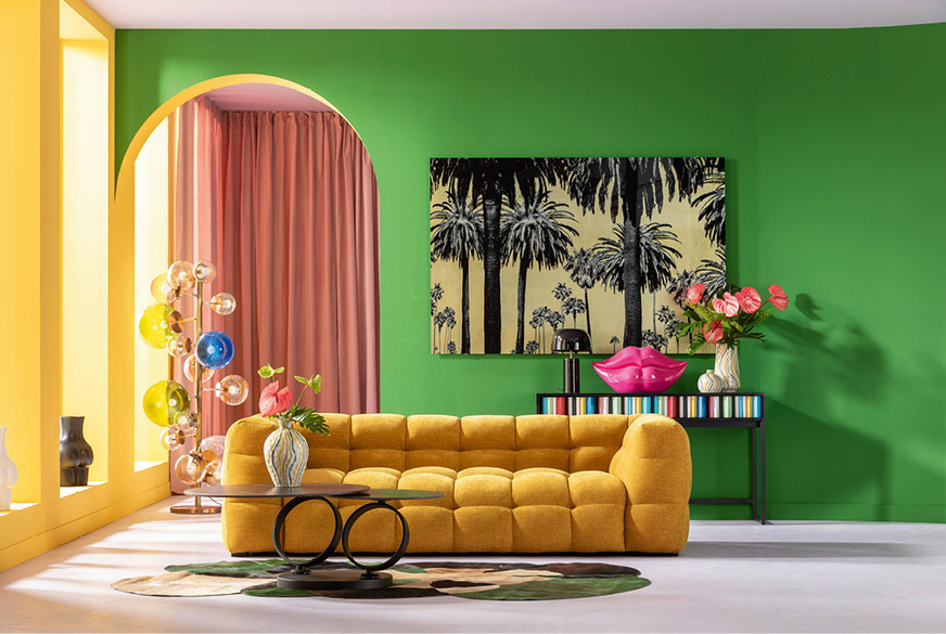 Eine typische Dopamin-Farbkombination besteht aus Gelb, Grün und Rosé. Mit Blumen und Palmen in Szene gesetzt, funktioniert das Prinzip nicht nur im Wohnzimmer, sondern auch im Bad.
