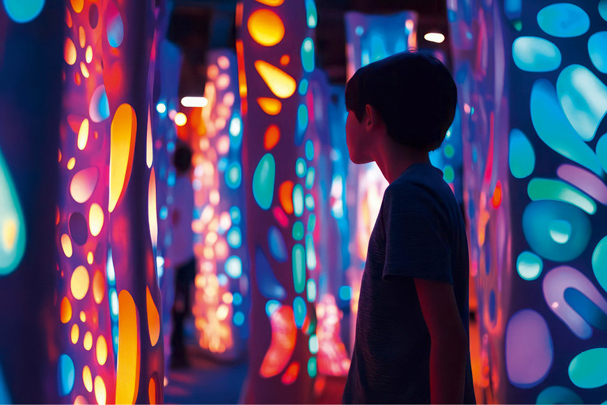 Farbe und Licht in einer Ausstellung faszinieren nicht nur die Kleinen. Überlegen Sie jedoch sorgfältig und für jeden Einzelfall, wieviel Buntheit für ein langlebiges Ambiente passend ist.