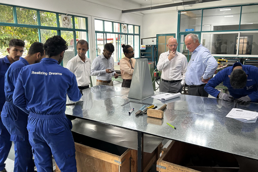 HomeServe CEO Thomas Rebel (3. v. re.) in einer der Ausbildungswerkstätten der DIMO Academy in Sri Lanka.