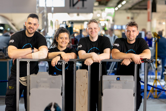Von den SHK Innungen Frankfurt und Schweinfurt benannte Teilnehmer (v.l.n.r.) Alexander Tödter, Stefanie Hahn, Patrick Howorka und Colin Cubr bei der Arbeit während des IWSH-Projekts „Plumbing Champions“ auf der ISH Frankfurt 2023.