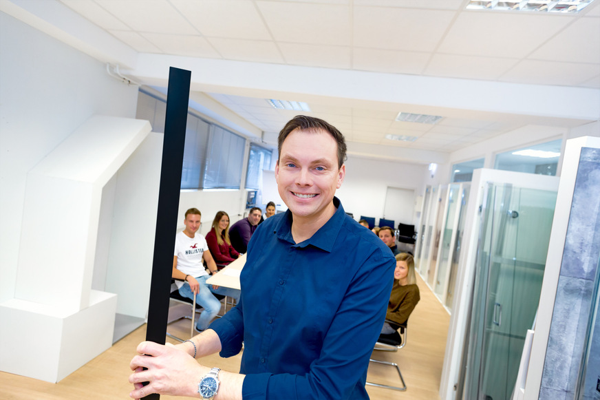 Schulungsleiter Stefan Hirnsteins erklärtes Ziel ist es, ein besseres Verständnis für Produkte und Materialien zu schaffen, um im Voraus bei der Verarbeitung Fehler vermeiden zu können.