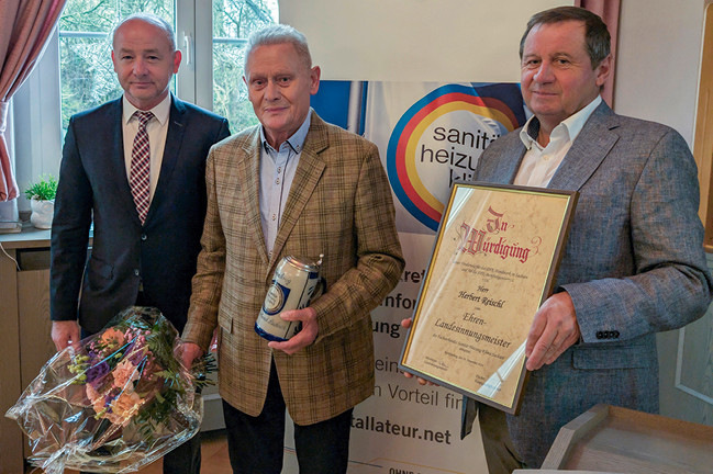 Ernste Mienen, freudiger Anlass: Landesinnungsmeister Holger Mittlmeyer (rechts) und Sven Fischer (links) gratulierten Ehrenlandesinnungsmeister ­Herbert Reischl.
