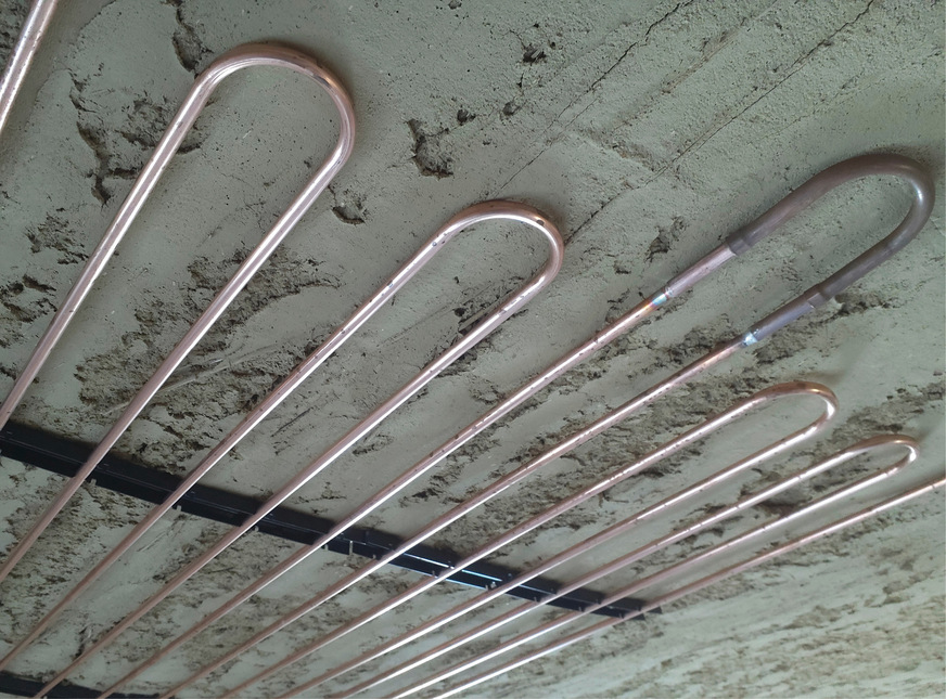 Deckenheizung in einem Altbau vor dem Aufbringen der Wärmeverteilschicht.