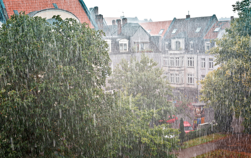 Starkregen werden charakterisiert durch eine räumlich begrenzte Ausdehnung, relativ kurze Zeitdauer, hohe Niederschlagsintensität und schwierige Vorhersagbarkeit.