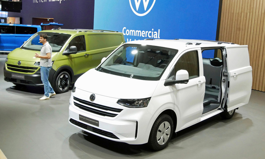 VW Nutzfahrzeuge liefert jetzt: Im Frühjahr 2025 kommt der Transporter T7 in den verschiedensten Versionen zu den Händlern.