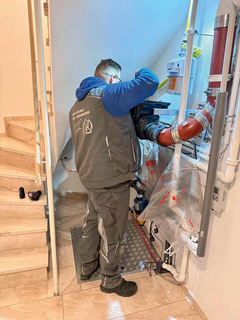 Oft wird der Rückstauschutz schwer zugänglich eingebaut (linkes Bild), was Wartungsarbeiten erschwert und die Funktionalität beeinträchtigen kann. Es muss bereits bei der Installationsplanung darauf geachtet werden, dass die Anlage immer gut erreichbar ist.