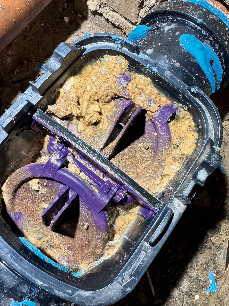 Fehlerklassiker: Ein­fache Rückstausiche­rungen mit Pendel­klappen sind für fäkalienhaltiges Abwasser nicht geeignet und Hauptverursacher von Verstopfungen.