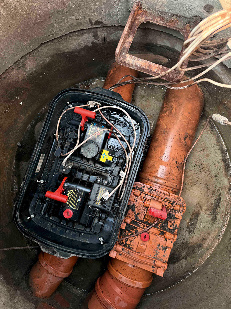 Auch wenn Rückstausicherungen nach der Schutzart IP68 zertifiziert sind, können sie nicht dauerhaft unter Wasser betrieben werden und sind immer in trockenen Bereichen zu installieren.