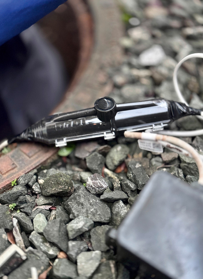 Standardverlängerungen von Kabeln sind für feuchte Bereiche nicht geeignet und können zu Kurzschlüssen führen. Sind vorkonfektionierte Kabel in der benötigten Länge nicht verfügbar, kommen Verlängerungen mit Gießharzmuffen zum Einsatz.