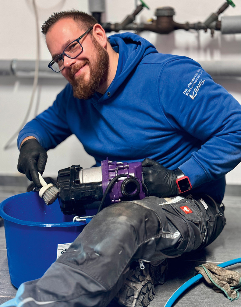 ­Rückstauschutzexperten wie Marcel Schramm wissen: Rückstau­sicherungen müssen mindestens zweimal im Jahr durch einen Fachkundigen gewartet ­werden.