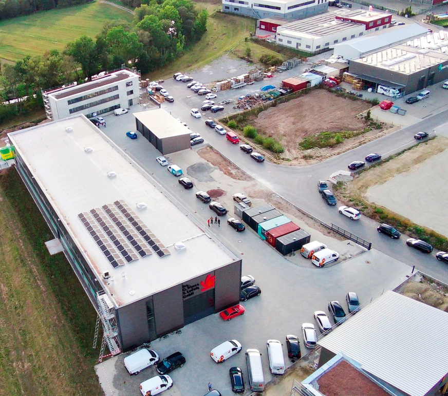 Das Regenwasser der drei ­Gebäudedachflächen wird im Regenspeicher gesammelt und zur WC-Spülung und ­Reinigung in der Produktion verwendet.