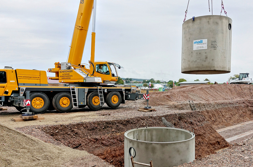 Zwei Behälter, die unterirdisch eingebaut wurden, halten insgesamt bis zu 20 m³ Regenwasser zur Nutzung bereit. Im Zulauf davor reinigt ein Filterschacht das Wasser, das von den rund 2000 m² Dachfläche stammt.