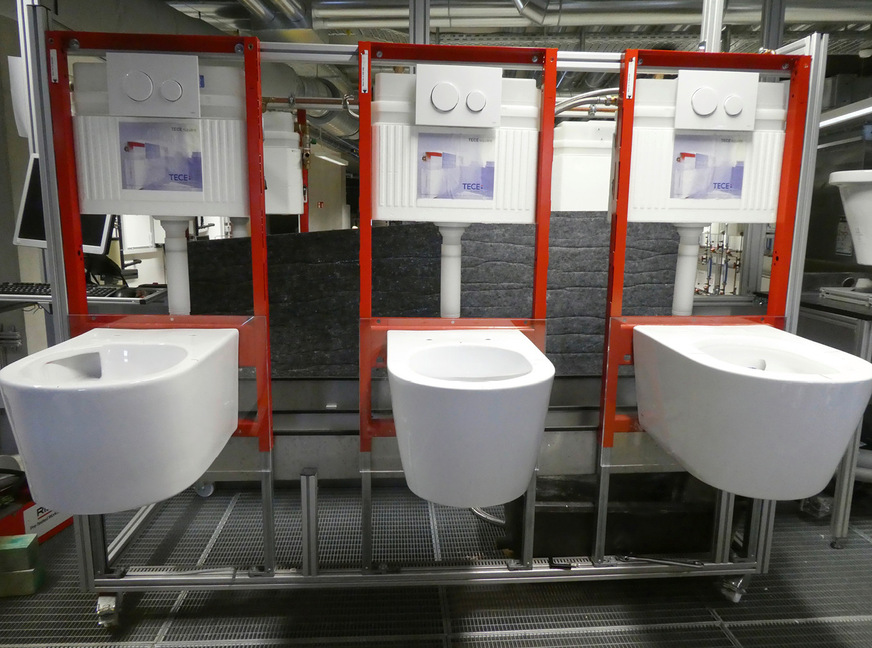 Im Sanitärlabor der Hochschule Esslingen durchliefen zehn WC-Typen mit Rotationsspülung den SBZ-Praxistest 2025. Die Bewertungen reichten von gut bis sehr gut. Bei den klassischen Tests nach DIN&nbsp;EN&nbsp;997 liegen die Hersteller noch dicht beieinander.