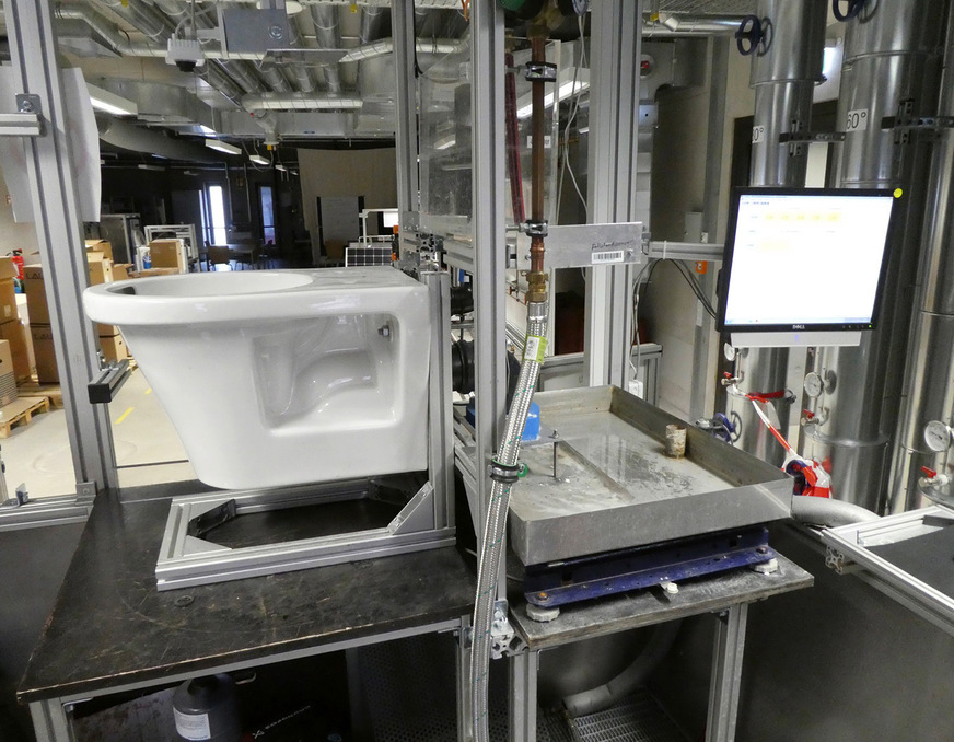 Es wurden drei Testfelder bespielt: 1) klassisch nach DIN EN 997, 2) praxisrelevante Zusatztests und 3) weiterführende Tests mit reduzierter Spülwassermenge. Die zusätzlichen Praxistests haben die Anbieter der Vortex-WC-Keramiken ganz gut im Griff. Bei der auf 3&nbsp;l reduzierten Spülwassermenge zeigt sich eine größere Spannbreite im Teilnehmerfeld. Das ist für aktuelle Anwendungen zwar weniger von Bedeutung, könnte aber in Zukunft relevant werden, wenn Trinkwasser aufgrund anhaltender Trockenphasen nur noch reduziert bzw. eingeschränkt verwendet werden darf.