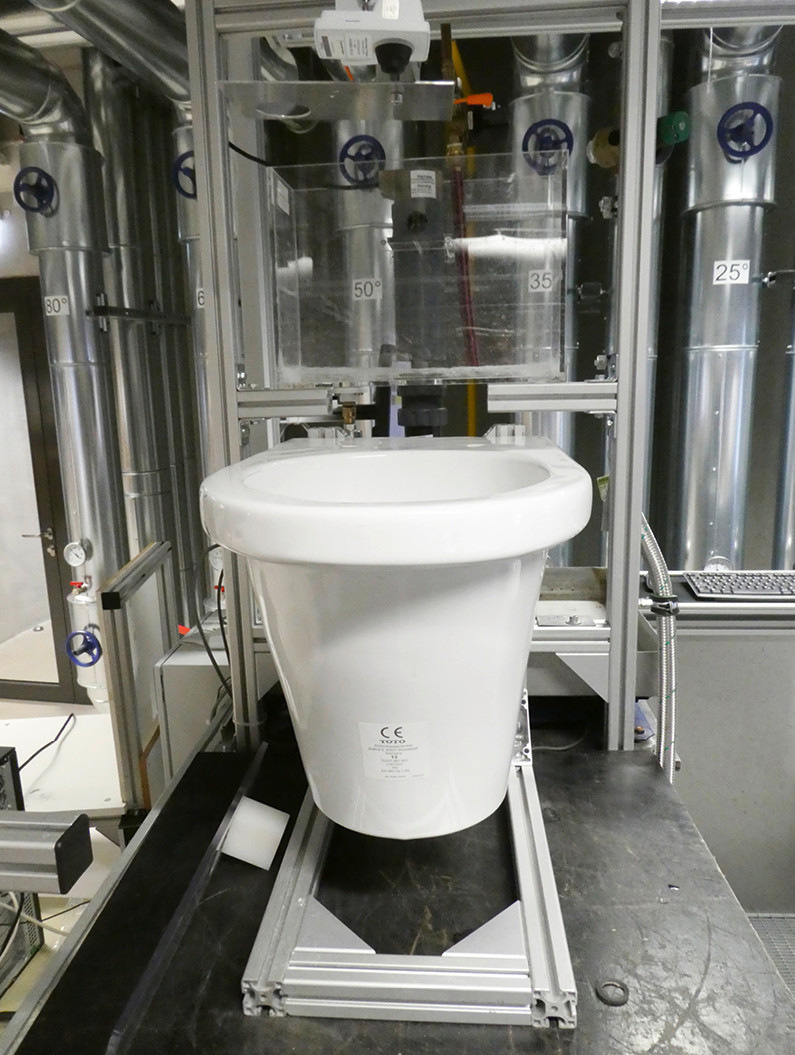 Die wichtigste Erkenntnis: Rotationsspülungen sind herkömmlichen Flachspülern deutlich überlegen, was Wasserverbrauch und Hygiene betrifft. Die Zusammenführung aller Testbereiche zeigt: Die Anbieter von WC-Keramiken mit Vortexspülung liegen in der Gesamtnote dicht ­beieinander. Die Punkte in den farbigen Spalten wurden gewichtet (es wurden jeweils 50&nbsp;%/100&nbsp;%/20&nbsp;% aufaddiert).