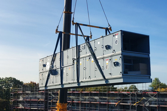 Maßgeschneidertes Lüftungsgerät AL-KO AT4 auf einem Grundrahmen, vormontiert und anschlussfertig geliefert für eine schnelle Installation.