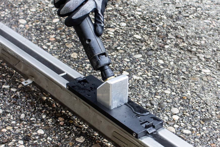 Die Reinigungsdüse von Aschl lässt sich über den integrierten Adapter mit einem Hochdruckreiniger verbinden und durch die Gleitplatte kontrolliert über die Entwässerungsrinne schieben.