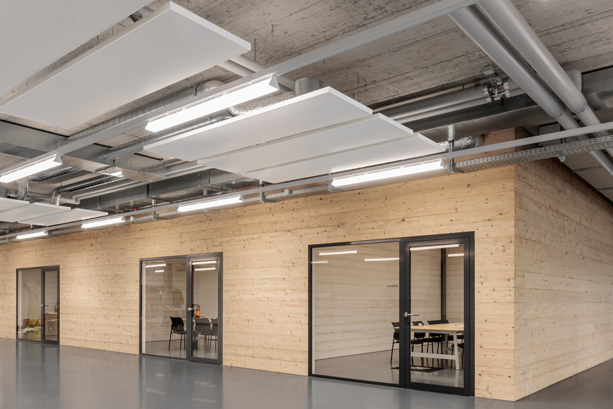 Die Klimadecken-Systeme von Qlimate werden bevorzugt in Büros eingesetzt, bspw. als abgehängte Deckensegel. In dieser Variante haben sie auch noch großen Einfluss auf eine positive Raumästhetik.