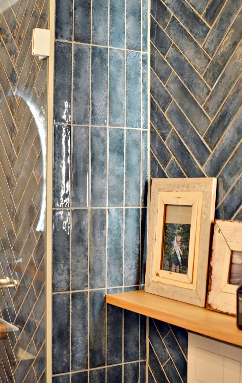 Das Fischgrätmuster prägt den Raum. Nur an der schmalen Stirnseite des ­Installationsschachtes ­wurde es senkrecht verlegt.