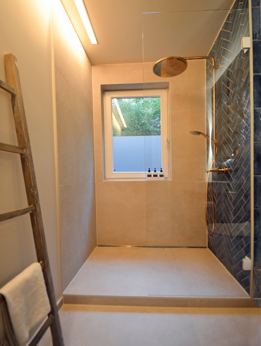 Der Duschbereich strahlt viel ­Ruhe aus, die Gestaltung ist frei von ­überflüssigem Schnickschnack.