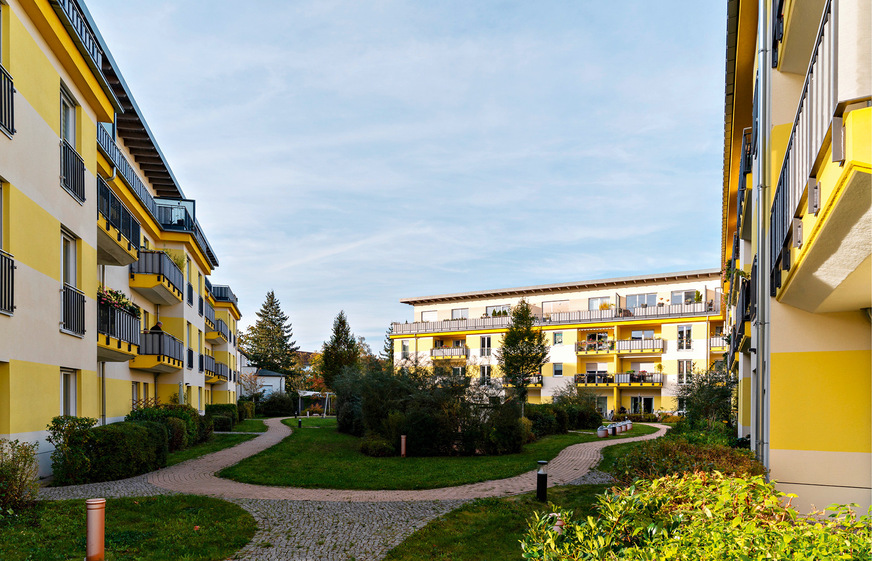 Das generationengerechte Mehrfamilienhaus besteht aus drei Baukörpern, die sich um einen Gemeinschaftsgarten gliedern.