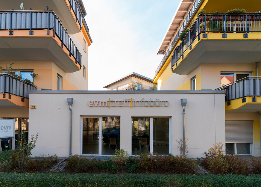 Der angrenzende Altbau der EVM Berlin wird von drei der sechs Wärmepumpen sowie einem der beiden 2000-l-Pufferspeicher beheizt, die vom restlichen Heizsystem entkoppelt wurden.
