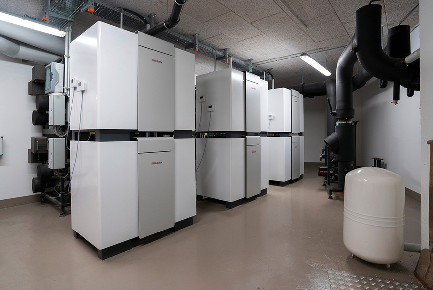 Sechs Sole/Wasser-Wärmepumpen stellen fast 400 kW Heizleistung zur Verfügung. Als Wärmequelle dient die Abwärme einer öffentlichen Abwasser-Druckleitung.