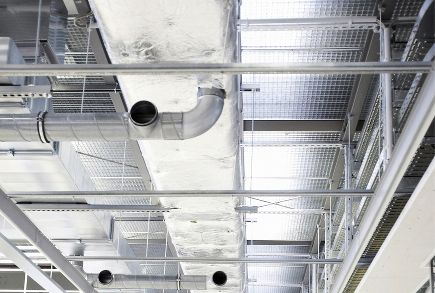 Für die Wärmedämmung von Lüftungsleitungen werden vorwiegend Lamellenmatten eingesetzt – etwa Klimarock von Rockwool. Durch die senkrecht zur Bauteilfläche angeordnete Faserstruktur behalten die Matten auch an den Kanalecken die erforderliche Dämmdicke bei.