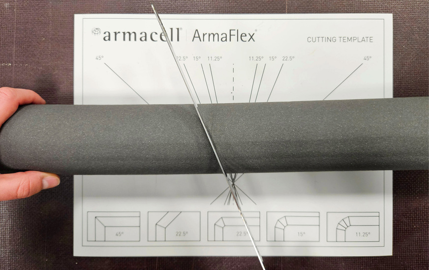 F Formteile für Ventilspindeln oder Bögen lassen sich schnell und mühelos beispielsweise aus ArmaFlex-Schläuchen schneiden und mit der anschließenden Dämmung verkleben.
