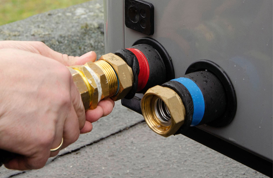 H Für viele Anwendungsbereiche werden installationsfreundliche 2-in-1-Leitungen oder sogar komplette Paketlösungen angeboten, beispielsweise für den Anschluss von Luft/Wasser-Wärmepumpen.