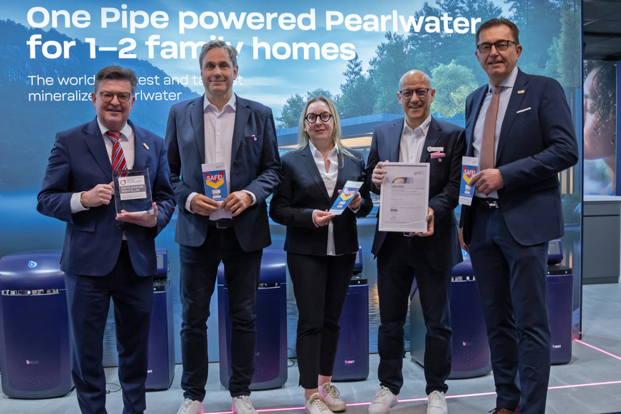 Die Zertifizierung für das ZVSHK-Qualitätszeichen erfolgt in einem öffentlichen Verfahren auf Grundlage transparenter Kriterien. Um Qualität, Sicherheit und Service auf stets aktuellem Standard zu zertifizieren wird die herstellerseitige Erfüllung der Kriterien regelmäßig evaluiert.&nbsp;ZVSHK-Präsident Michael Hilpert (ganz rechts) und Hauptgeschäftsführer Helmut Bramann (ganz links) gratulieren den BWT-Geschäftsführer:innen (v.l.n.r.) Stefan Remmert (BWT Austria und BWT Wassertechnik GmbH), Monique Bissen (BWT Wassertechnik GmbH) und Andreas Milich&nbsp;(BWT Wassertechnik GmbH) zur Zertifizierung.